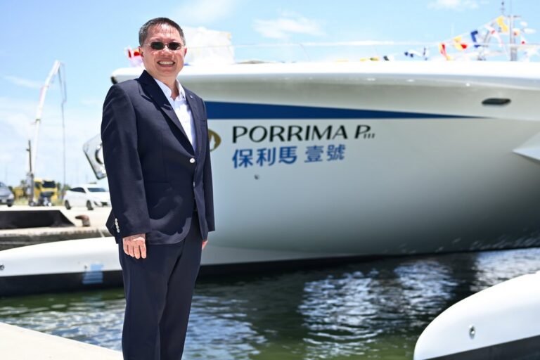 IRIS Optronics und Porrima kooperieren, um die Full-Color-E-Paper-Display-Technologie mit cholesterischen Flüssigkristallen in das kohlenstofffreie Zukunftsboot "Porrima P111" zu integrieren. Dr. Albert Liao, Chairman von IRIS Optronics, nahm heute an der Einweihungszeremonie teil.