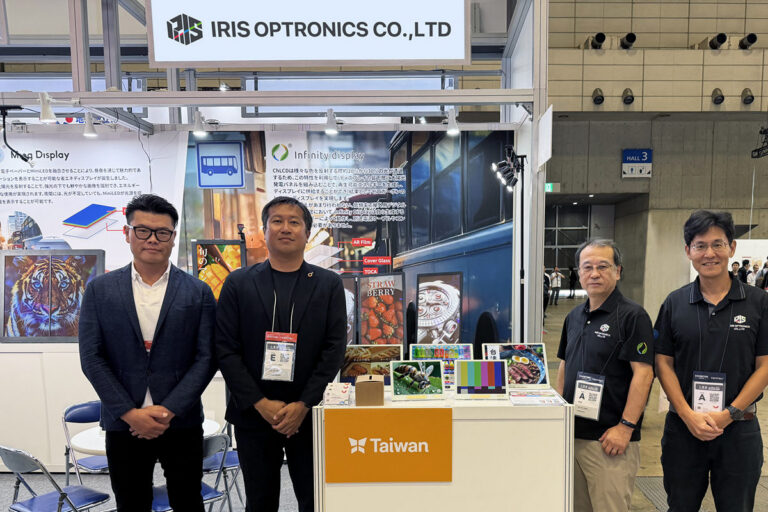 (Von links) Berater Masato Nakayama, Manager Yuichi Ando von Sanko Industry, Berater Junji Tomita von IRIS Optronics, Leiter der Geschäftsabteilung Dave Chen