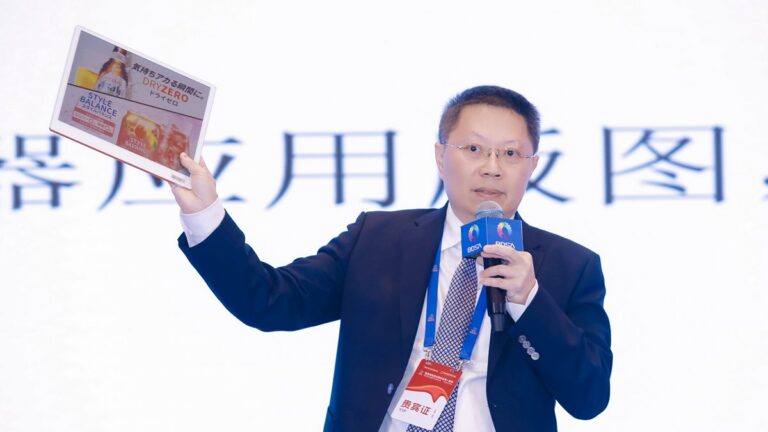 Vorsitzender Liao Qizhang teilte auf dem Gipfeltreffen unter dem Titel „Cholesterische Flüssigkristall-E-Paper revolutioniert die Display-Anwendungslandschaft und eröffnet neue blaue Ozeane“ die technologische Weiterentwicklung von Color Chip im Bereich Materialwissenschaft, optisches Design und energieeffiziente Architektur vollständig mit.