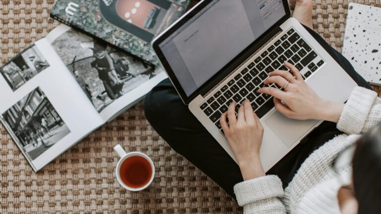 Nachrichten-Center - Laptop, auf dem gerade getippt wird